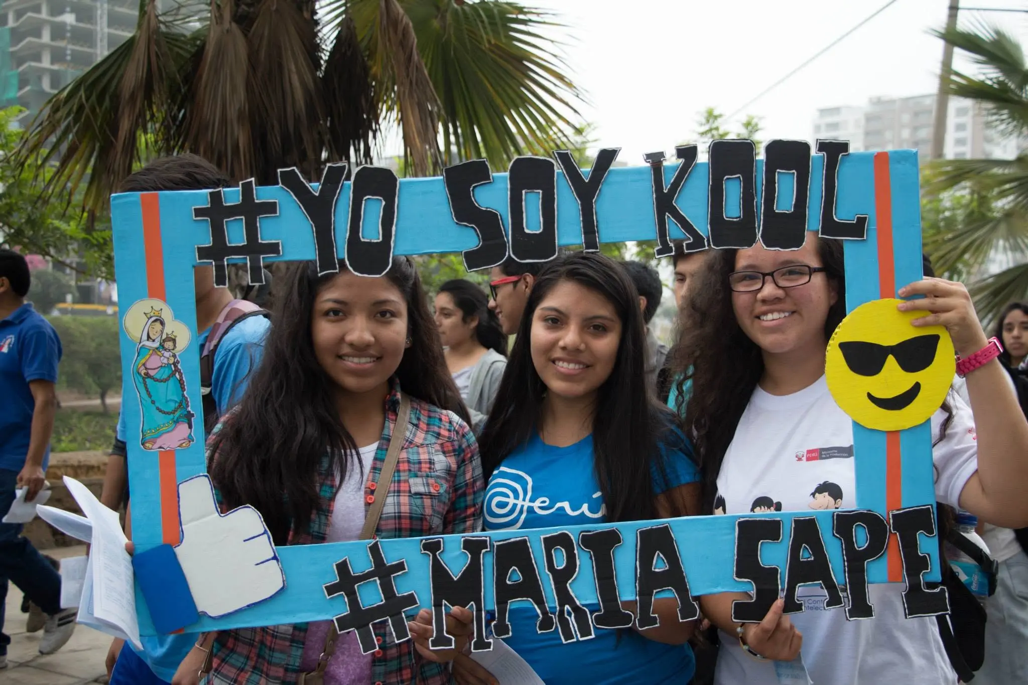 Tres jóvenes sonrientes con marco de cartón
