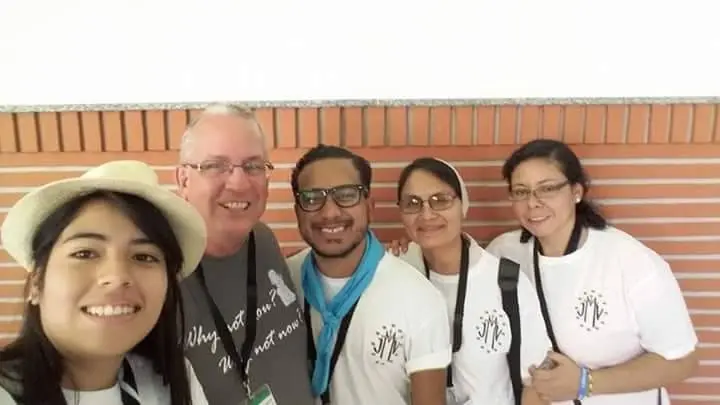 Selfie grupal con Hijas de la Caridad y un joven con polo de la JMV