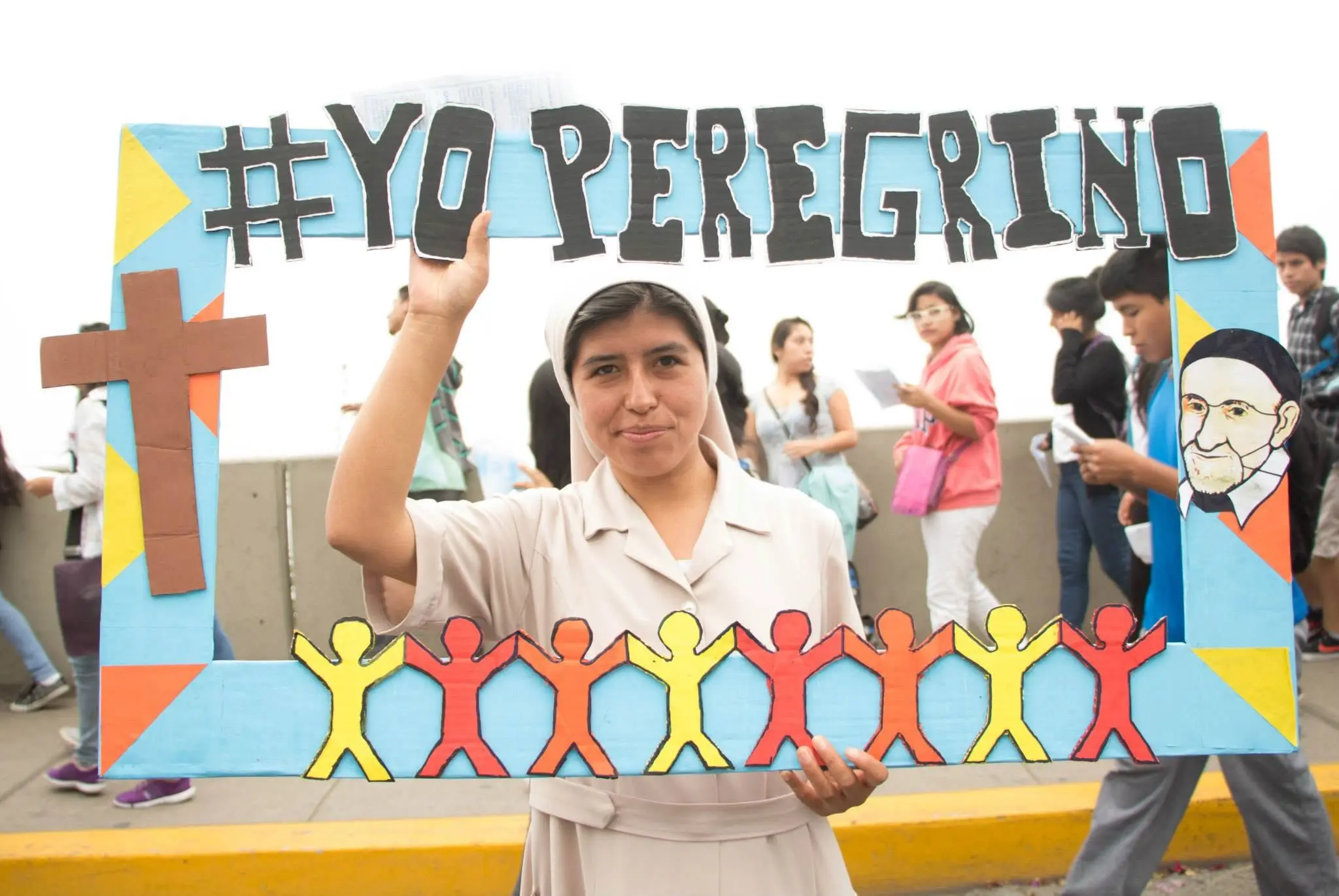 Religiosa sosteniendo un marco de papel de la peregrinación