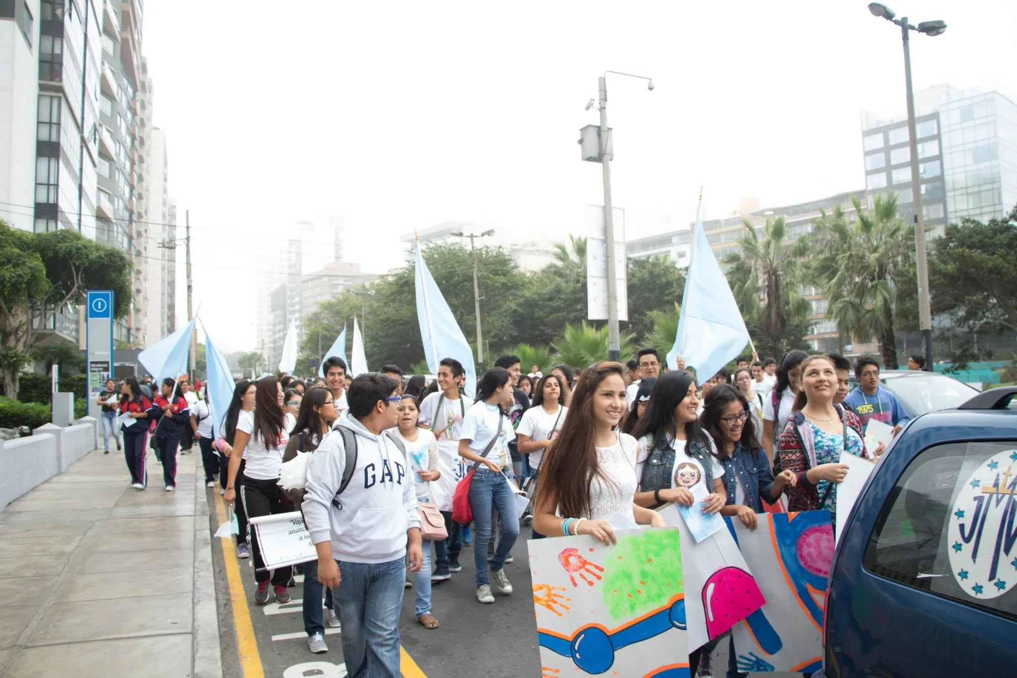 Columna de jóvenes caminando juntos en la peregrinación