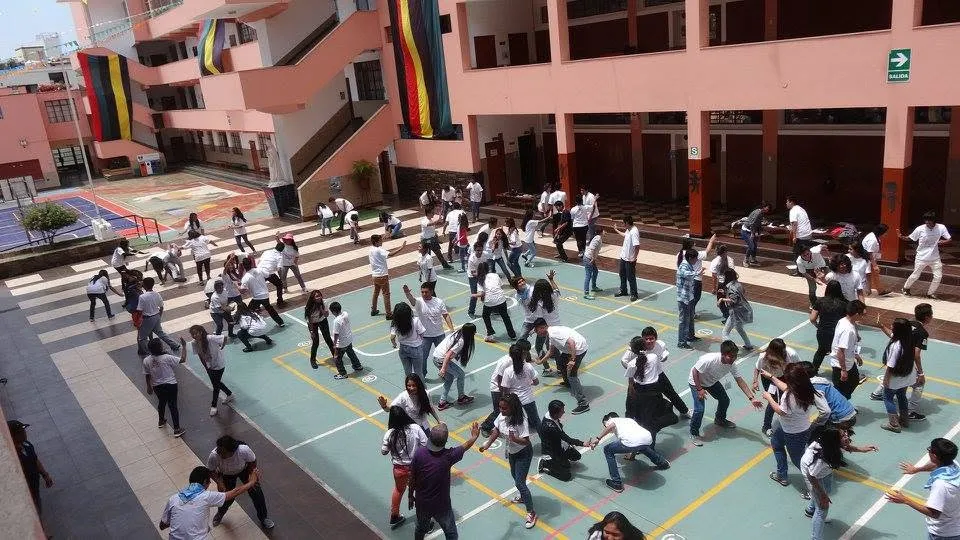 Actividad masiva de jóvenes de la JMV reunidos en un patio durante un encuentro comunitario