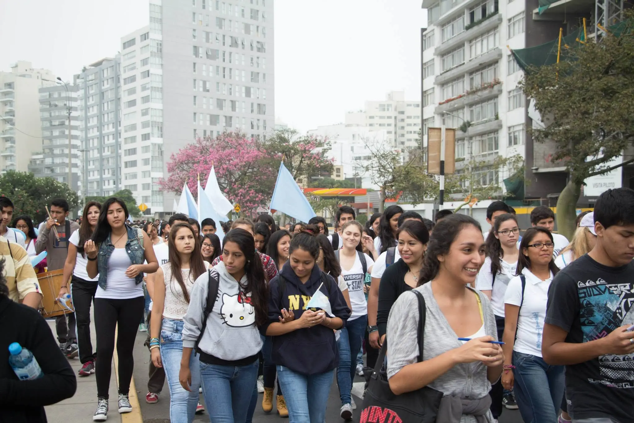 Grupo de jóvenes en la marcha, sonrientes en primer plano