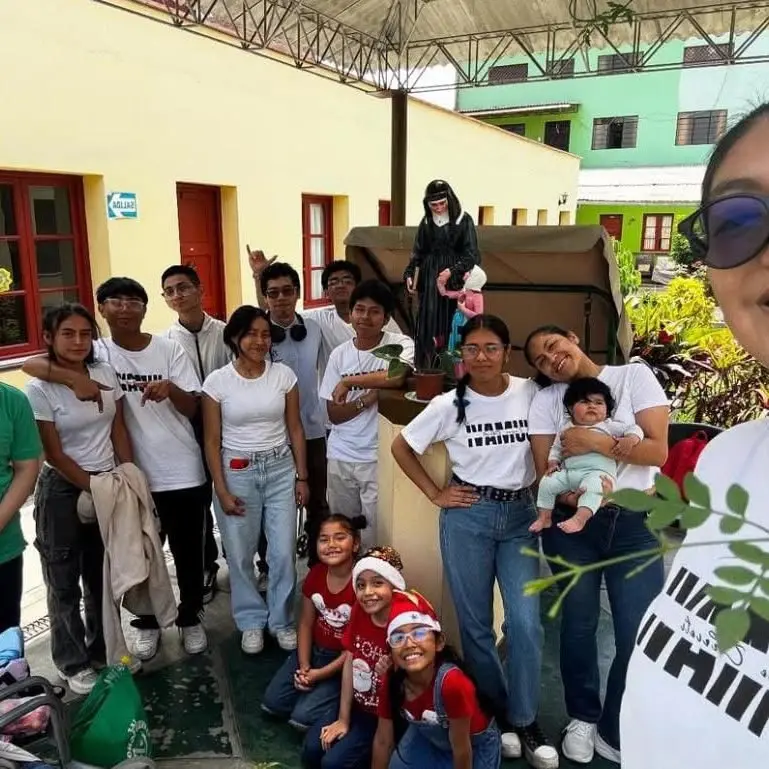 Voluntarios de la JMV con polos blancos «Sirviendo con amor» en una jornada de servicio